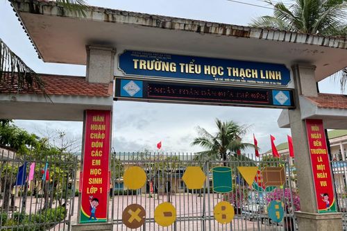 Đầu năm chưa kịp vận động xã hội hóa, hiệu trưởng 'mượn' bàn ghế mới cho lớp 1 ngồi học