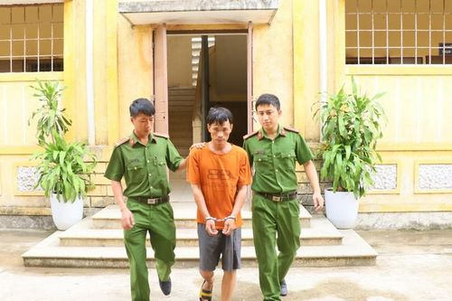Con nghiện dùng dao tấn công cướp tài sản thiếu nữ trong đêm tối