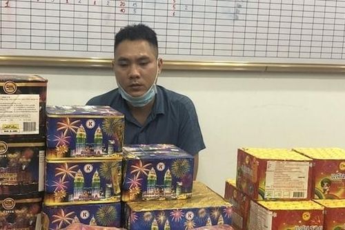 Mua pháo nhập lậu bán qua mạng kiếm lời