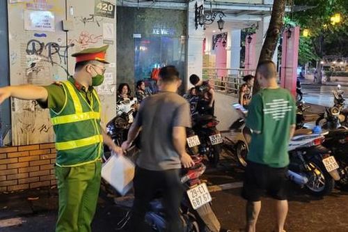 3 phường ở Hà Nội 'vào cuộc' sau phản ánh về các điểm trông giữ xe sai phép giăng nhiều lối vào không gian đi bộ hồ Hoàn kiếm