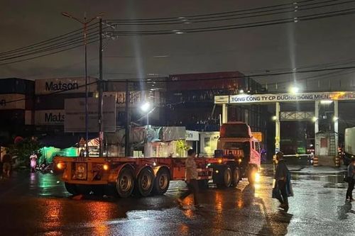 Cú 'ôm cua tử thần' của container khiến 2 người thương vong