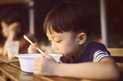 Bé trai 5 tuổi bị 'bỏ quên' mẩu gỗ trong cổ