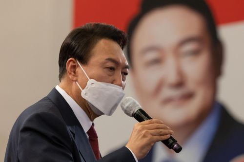 Lời khó nghe của tổng thống Hàn về Mỹ vô tình lọt vào mic