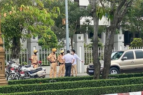 Tạm giữ ô tô biển xanh chở luật sư dự tòa