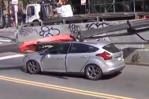 Xe Ford đỗ đèn đỏ bị cần cẩu rơi trúng, tài xế thoát chết kỳ tích