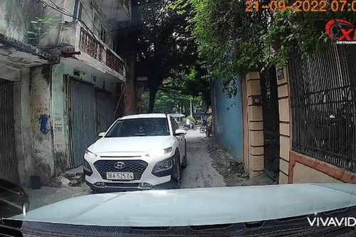 Ngõ nhỏ, ô tô vào sau quyết không nhường đường