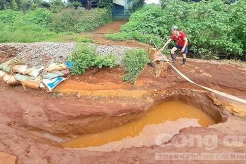 Thi công nâng cấp Quốc lộ 19 gây ngập lụt nhà dân