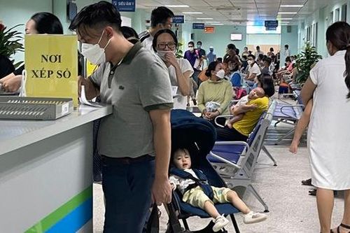 Bệnh viện Nhi tăng đột biến trẻ đến khám