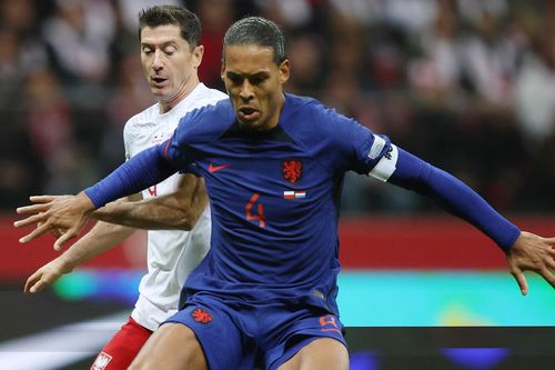 Lewandowski bất lực trước Van Dijk