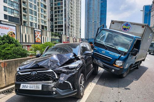Xe tải đè nát thân chiếc Toyota ở làn khẩn cấp vành đai 3