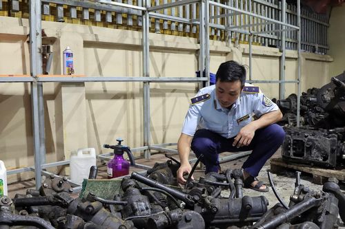 Phát hiện 10 tấn phụ tùng ôtô đã qua sử dụng tại Hưng Yên
