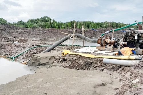 Xác định được doanh nghiệp hút cát dưới lòng ao tôm