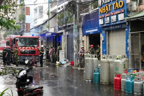 Cháy tòa nhà 3 tầng ở TP.HCM