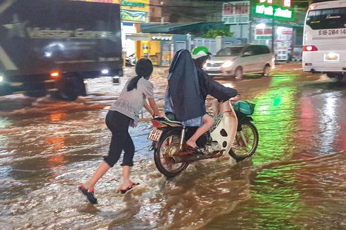 Quốc lộ 20 ngập, xe cộ ùn tắc hơn 10 km
