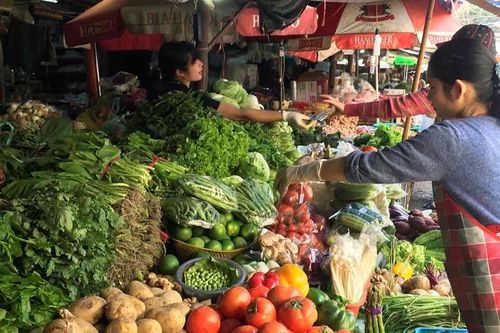 Ăn theo giá xăng, hàng hóa tiêu dùng dần hạ nhiệt