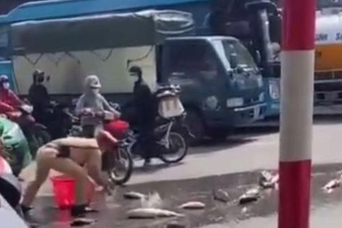 Cảnh sát giao thông giúp người dân nhặt hơn 100kg cá đổ ra đường