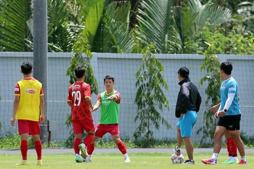Đỗ Hùng Dũng trở lại tuyển Việt Nam sau khi chịu tang ông nội