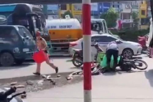 Tạ cá đổ giữa ngã tư Hà Nội, CSGT vội cầm sọt nhặt giúp người dân