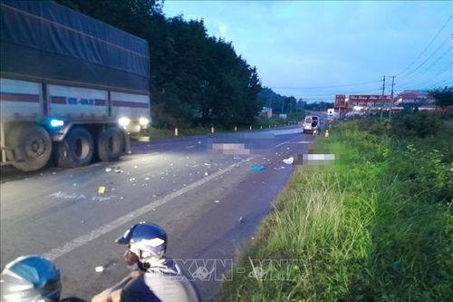 Va chạm giữa xe máy và xe tải khiến 2 người tử vong