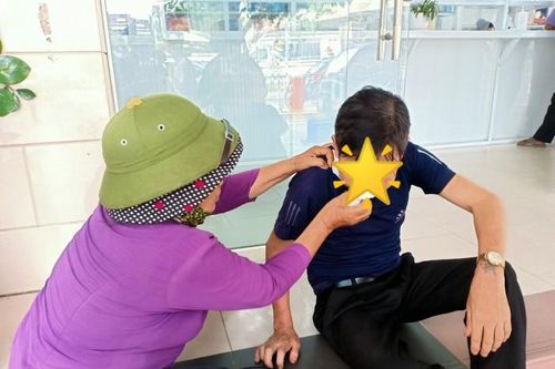 Mẹ già 'cõng' con đi viện