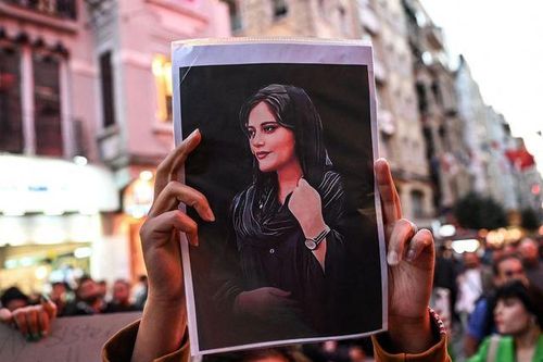 Iran: Cô gái tử vong vì một chiếc khăn trùm đầu khiến cả nước sục sôi