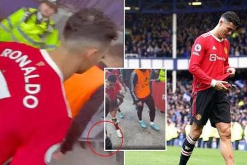 Ronaldo bị FA buộc tội trong vụ đập điện thoại cổ động viên