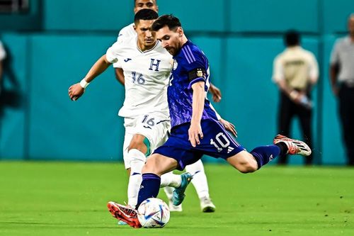 Messi lốp bóng ghi bàn từ ngoài vùng cấm