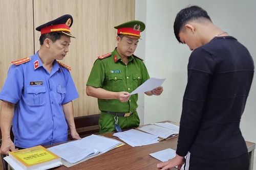 Khởi tố thanh niên tông xe máy làm cảnh sát bị thương