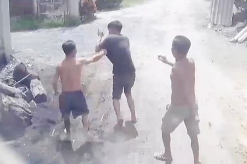 Lái xe tải cán đống cát, tài xế bị nhiều người vây đánh