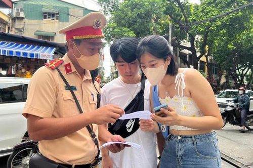 CSGT phát tờ rơi trên 'phố cà phê đường tàu' cảnh báo du khách