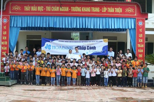 Tập đoàn Xây dựng Hòa Bình trao tặng 100 tủ sách trong chương trình 'Chắp cánh ước mơ'