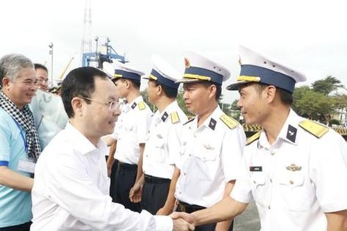 Đoàn đại biểu TPHCM đi thăm cán bộ, chiến sĩ và nhân dân trên các đảo thuộc vùng biển Tây Nam và nhà giàn DK1