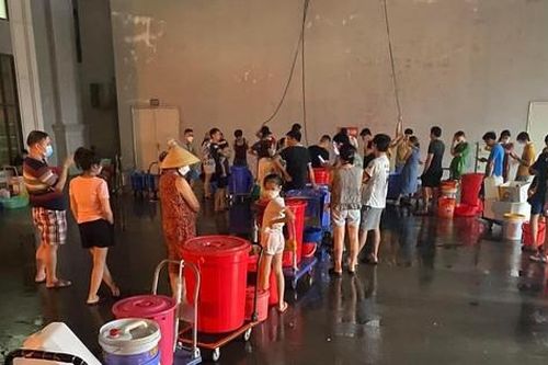 Dân chung cư Hà Nội mang xô, chậu xếp hàng lấy nước sạch trong đêm