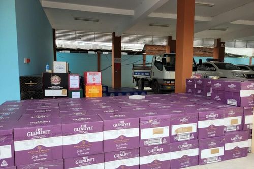 Long An: Tạm giữ gần 4000 chai rượu ngoại nhập lậu trên 2 xe ô tô -Ai là thủ phạm?