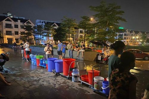 Hàng trăm hộ dân chung cư Hateco trắng đêm chờ đợi, vật vã xách nước lên tầng cao sinh hoạt
