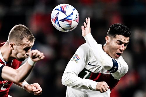 Pha bóng chạm tay của Ronaldo