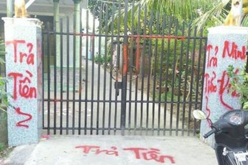 Ném mắm tôm, trứng vịt thối vào nhà người nợ tiền