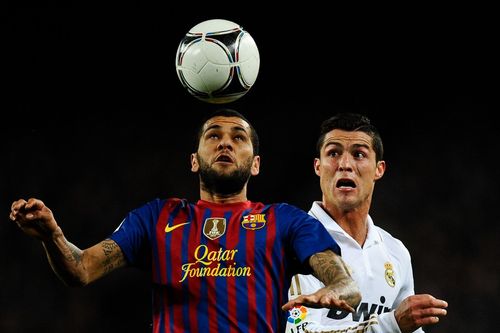Dani Alves nể phục Ronaldo hơn Messi