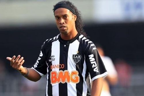 Ronaldinho nổi cáu khi bị 'xâu kim'