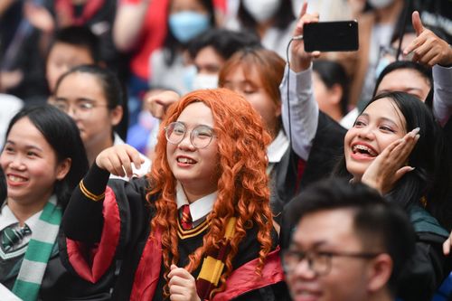Giới trẻ TP.HCM tận hưởng ngày hội 25 năm ra mắt 'Harry Potter'