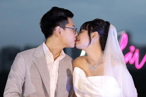 Lễ cưới phản quang của MC Minh Nghi và Bomman