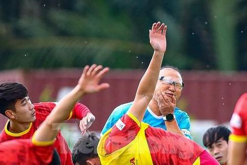 HLV Park Hang-seo trổ tài 'ăn vạ' lính trẻ Viettel