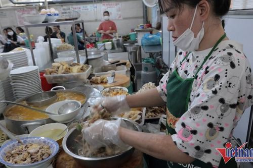 Bánh canh vỉa hè thu 700 triệu/tháng, quán miến bán 500 con gà/ngày