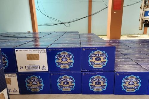 Tạm giữ gần 4.000 chai rượu ngoại cùng hàng tấn túi xách, giày dép