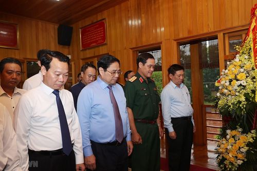 Thủ tướng dâng hương tưởng niệm Bác Hồ và các anh hùng liệt sỹ