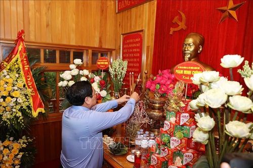 Thủ tướng dâng hương tưởng niệm Chủ tịch Hồ Chí Minh và các Anh hùng liệt sĩ