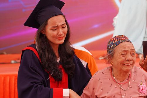 Bà nội 83 tuổi vượt gần 2000km dự lễ tốt nghiệp Đại học khiến cháu gái xúc động bật khóc nức nở