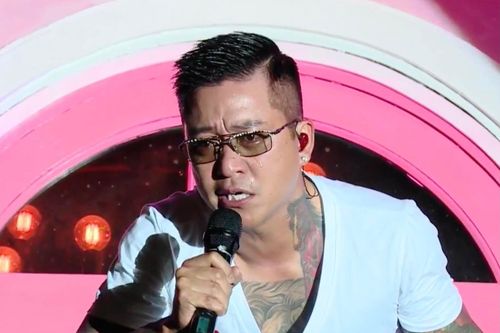 Tuấn Hưng khóc trong ngày trở lại của show 'Góc ban công'