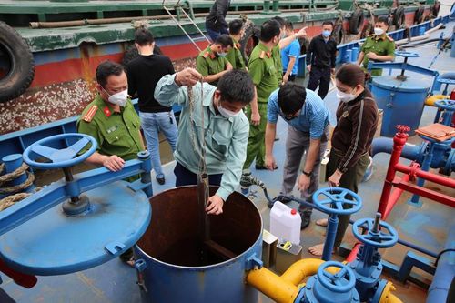 Tàu vỏ sắt 'ăn' hơn 120.000 lít xăng lậu ở cảng cá