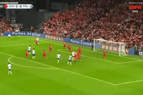 CĐV cười ồ sau pha dứt điểm tệ của Mbappe